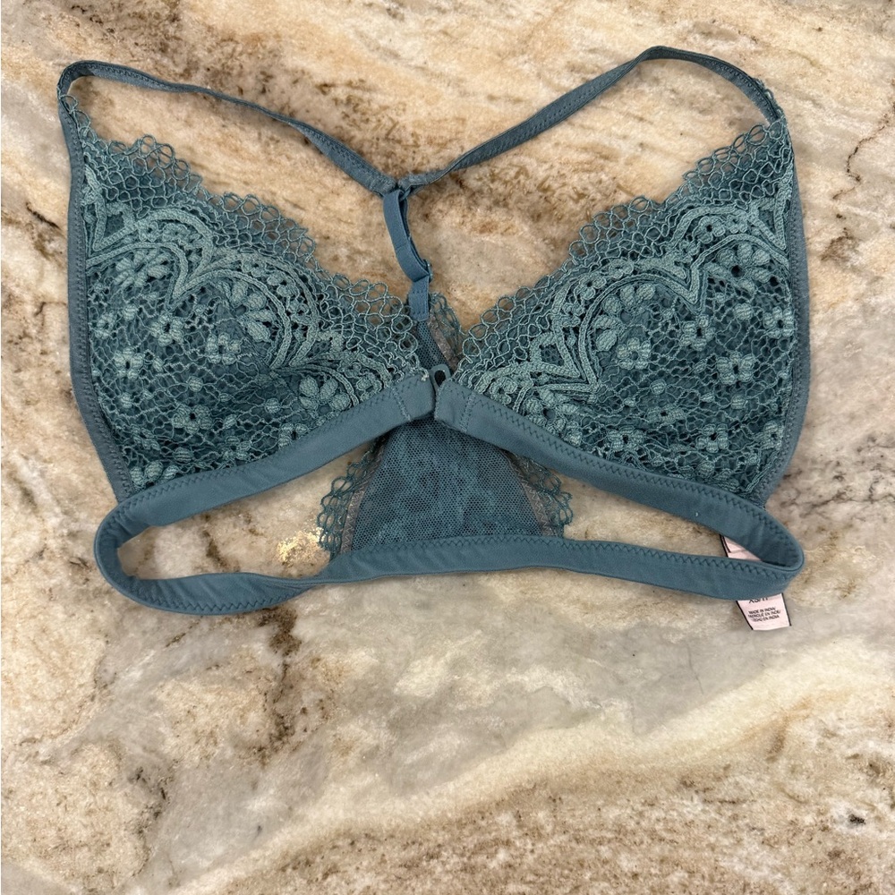 Lovely EUC Victoria’s Secret triangle bra with removable padding